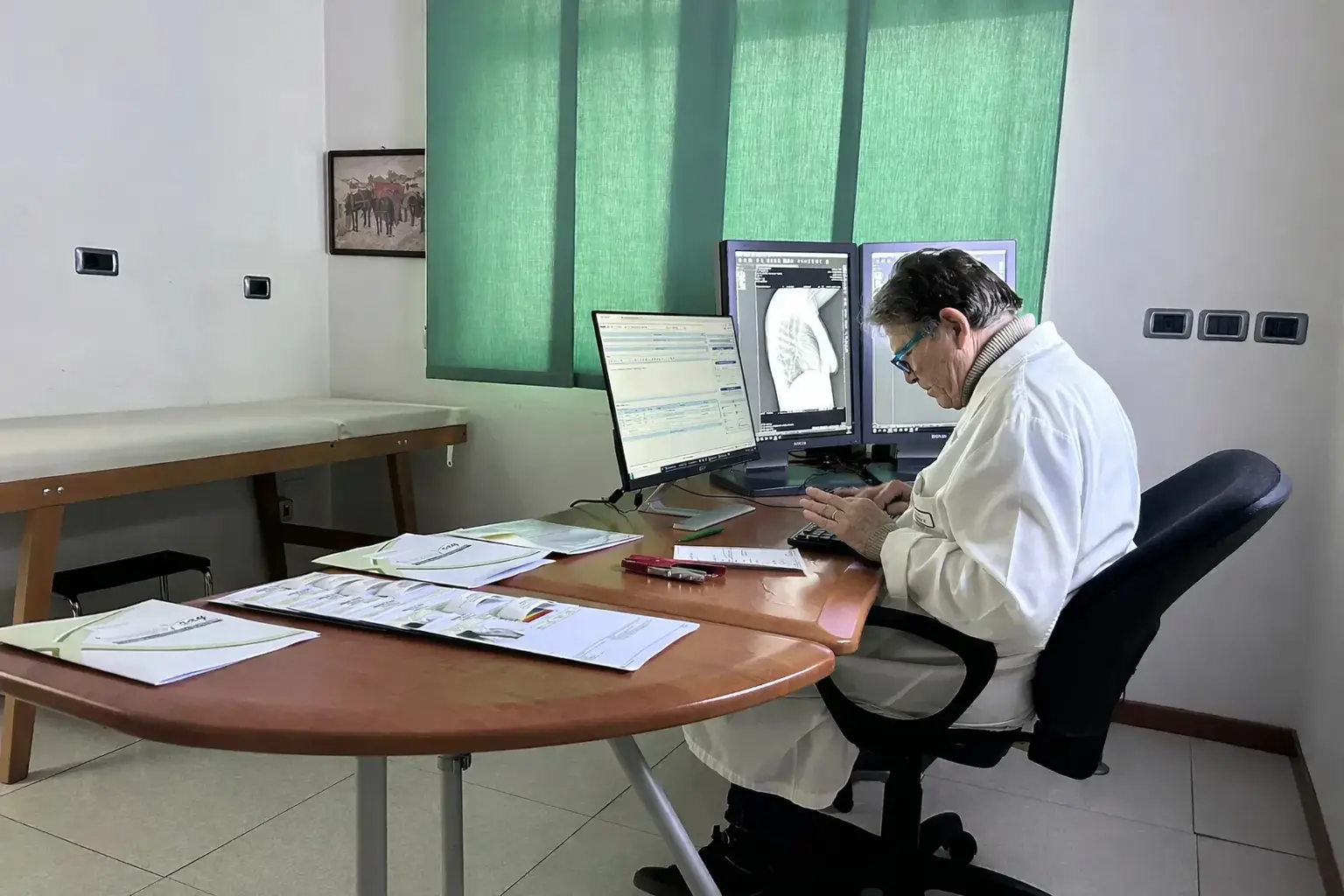 Radiologo in refertazione diagnostica — Imago X Ray Cerignola